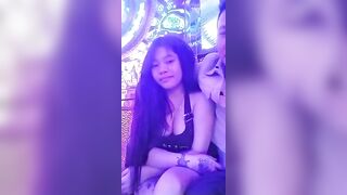 Bóp vú em nhân viên vú bự trong quán karaoke