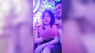 Bóp vú em nhân viên vú bự trong quán karaoke