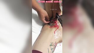 Bạo dâm tập thể cái bồn chứa công cộng đổ nến lên khắp người cho sướng trg đau đớn