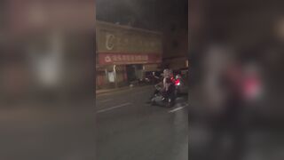 Các em gái mới lớn đánh nhau xé đồ dành cặc, áo quần rách tùm lum.