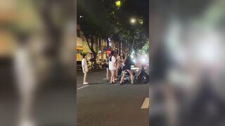 Các em gái mới lớn đánh nhau xé đồ dành cặc, áo quần rách tùm lum.