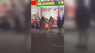 Mấy em gái mới lớn đánh nhau chỉ vì tranh dành con cặc, xé đồ rách lộ hàng.