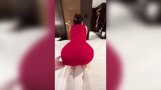 bé sinh viên mặc đầm body mà không mặc quần lót