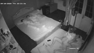 vợ chồng trẻ chịch nhau cực nứng con vợ nhiều nước ướt cả đệm