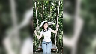 Nó cứ bị ngứa nứng ở hột le, 2k8 mà em nó dâm vãi cả đái