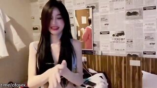 Em idol này mặt xinh vl hình như chuyển giới ae ạ