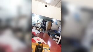 Em gái dâm thích phô hàng public vào tiệm may cởi hết quần áo ra cho ô chú già sửa đồ