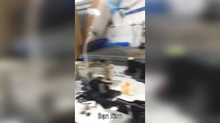 Em gái dâm thích phô hàng public vào tiệm may cởi hết quần áo ra cho ô chú già sửa đồ