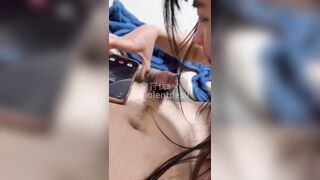 Điên cuồng ấn đầu cô ấy sâu họng, cố ý phát ra tiếng động🥵