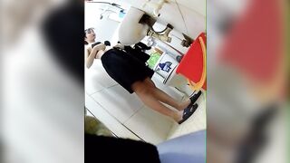 đặt cam nhà tắm đứa em họ tắm dáng đẹp quá