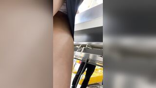 quay lén bé nhân viên thế giời di động mặc váy ngắn