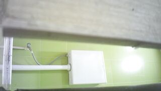 quay lén nhà vệ sinh mấy em non tơ đi đái thật kích thích - phần 15