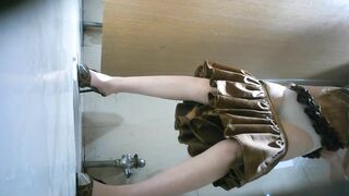 quay lén nhà vệ sinh mấy em non tơ đi đái thật kích thích - phần 20