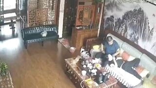 Ông bác họ đến nhà chơi móc lồn cho bé rồi cho con bé ngửi mùi lồn.