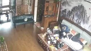 Ông bác họ đến nhà chơi móc lồn cho bé rồi cho con bé ngửi mùi lồn.