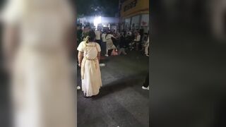 Đánh ghen tranh dành con cặc, xé đồ nhau trước khu phố đông người.