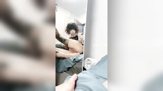 Cô gái xăm mình tự chụp ảnh selfie trước gương, vòng một của cô ấy rất nổi bật.