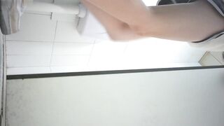 quay lén nhà vệ sinh mấy em non tơ đi đái thật kích thích - phần 27