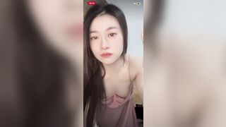 Em teen Việt vú bự lộ hàng khi livetream trên tiktok