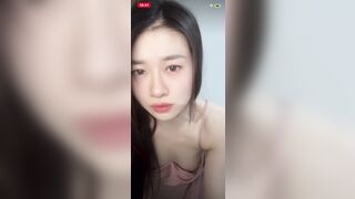 Em teen Việt vú bự lộ hàng khi livetream trên tiktok