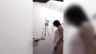 đặt cam quay lén đứa em họ tắm chuồng nhìn em đẹo quá