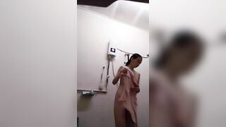 đặt cam quay lén đứa em họ tắm chuồng nhìn em đẹo quá