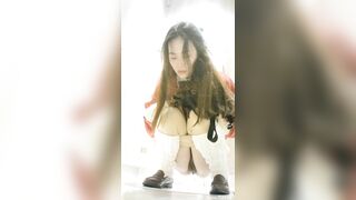 Cam giấu kín trong nhà vệ sinh công cộng quay lén các em gái cực xinh đi đái #9