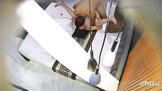 Quay lén vợ đi với bạn thân trong ks