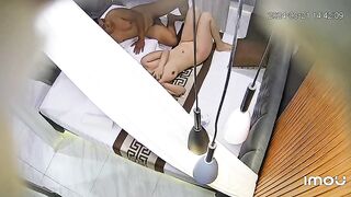 Quay lén vợ đi với bạn thân trong ks