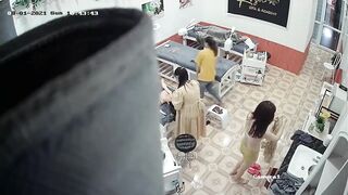 đạt cam quay lén gái xinh thay đồ trong quán spa