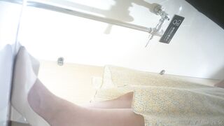 có 1 không 2 quay lén nhà vệ sinh nữ toàn các em non tơ xinh xắn - phần 13
