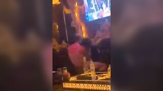 Thác loạn họp lớp tại quán Karaoke
