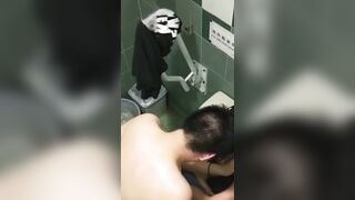quay lén hai bé học sinh chịch nhau trong nhà vệ sinh