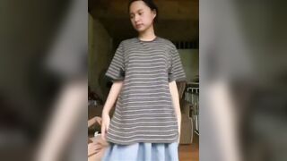 Thấy em họ không mặc sì líp thử xin đụ ai dè con em gái cho đụ thật.