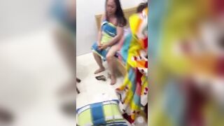 Đang đụ vợ người khác ngon lành thì bị chồng nhân tình vào đánh ghen.