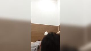 Bé cận nhấp nhô