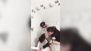 Đi karaoke say sỉn vào nhà wc không ngờ bị thằng bạn nó ***