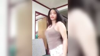 Giúp Việc nhà giàu, Mặc Đồ Bó sát đi lm khoe Vú Lồn, Đi tắm thủ dâm nứng vcl