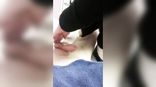 em nhân viên wax lông dái sướng đến nỗi xuất tràn