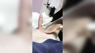 em nhân viên wax lông dái sướng đến nỗi xuất tràn