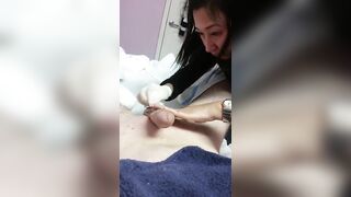em nhân viên wax lông dái sướng đến nỗi xuất tràn