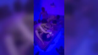 Bỏ học đú đởn ăn chơi em gái bị hơn chục thằng bạn thân đè đụ tập thể.