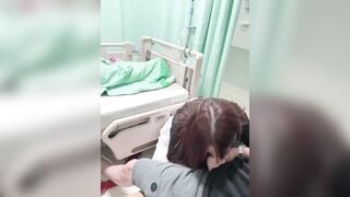 Chồng thì nằm trên giường bênh truyền nc mà k chăm lại lén lút bú cặc ng lạ bên cạnh