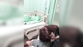 Chồng thì nằm trên giường bênh truyền nc mà k chăm lại lén lút bú cặc ng lạ bên cạnh