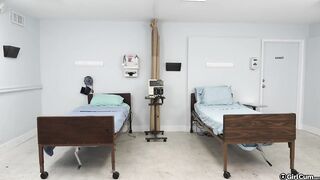 Sex Châu Âu đụ gái xinh lồn trắng hồng bắn nước tung tóe