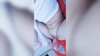 Bé kính cận thủ dâm cực sướng, đút lút cán con cu giả luôn