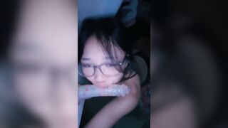 Bé kính cận thủ dâm cực sướng 2
