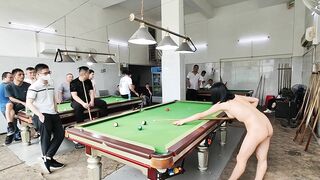 Chơi bi a khoả thân trước mặt nhiều người lạ