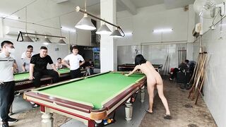 Chơi bi a khoả thân trước mặt nhiều người lạ