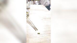 sờ mông vợ bdâm đãng rồi tụt quần lót xuống, còn táo bạo hơn nữa ấn lên bàn bắt đầu